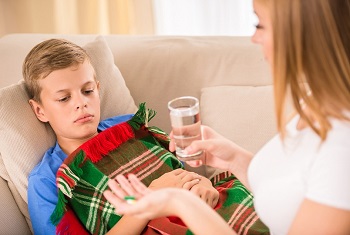 Мама дает сыну лекарство