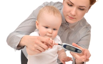 Ребенку измеряют уровень сахара