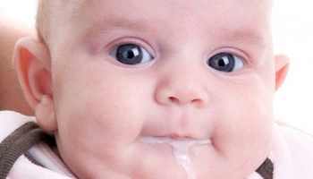 Может ли ребенок срыгивать от прорезывания зубов thumbnail