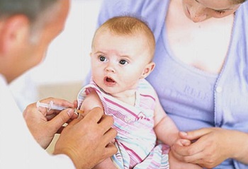 Малышу проводят вакцинацию