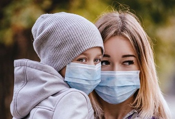 Мама с дочкой в медицинских масках